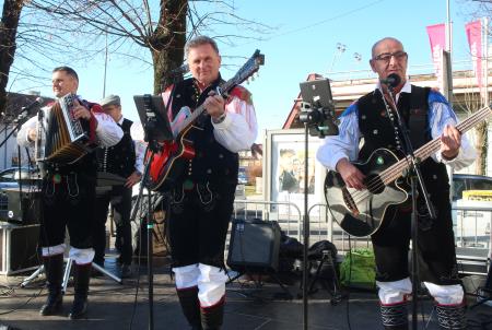 TRIJE DOBRI MOŽJE, ROMANA KRAJNČAN IN JELENI PRIREDITEV PRED KULTURNIM DOMOM 38 FOTO LJUBO VUKELIČ